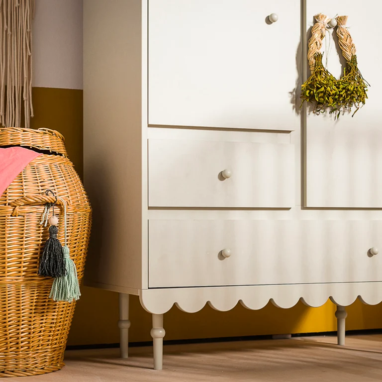 Armoire 2 portes 2 tiroirs Wood Luck Babushka Olive