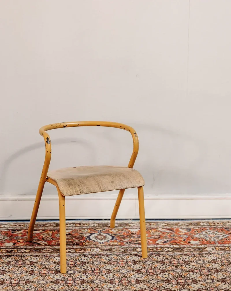 Ernestine, la chaise pour enfant en métal jaune N°276