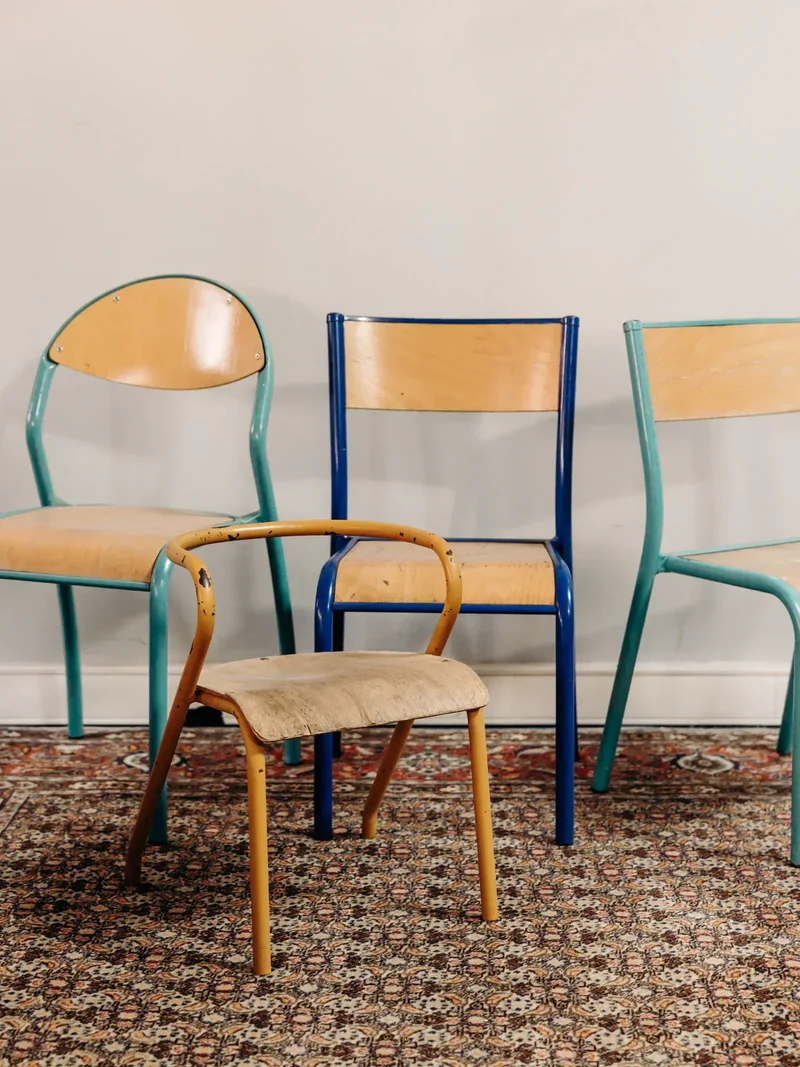 Ernestine, la chaise pour enfant en métal jaune N°276