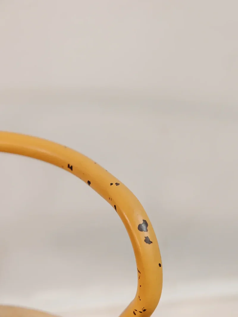 Ernestine, la chaise pour enfant en métal jaune N°276