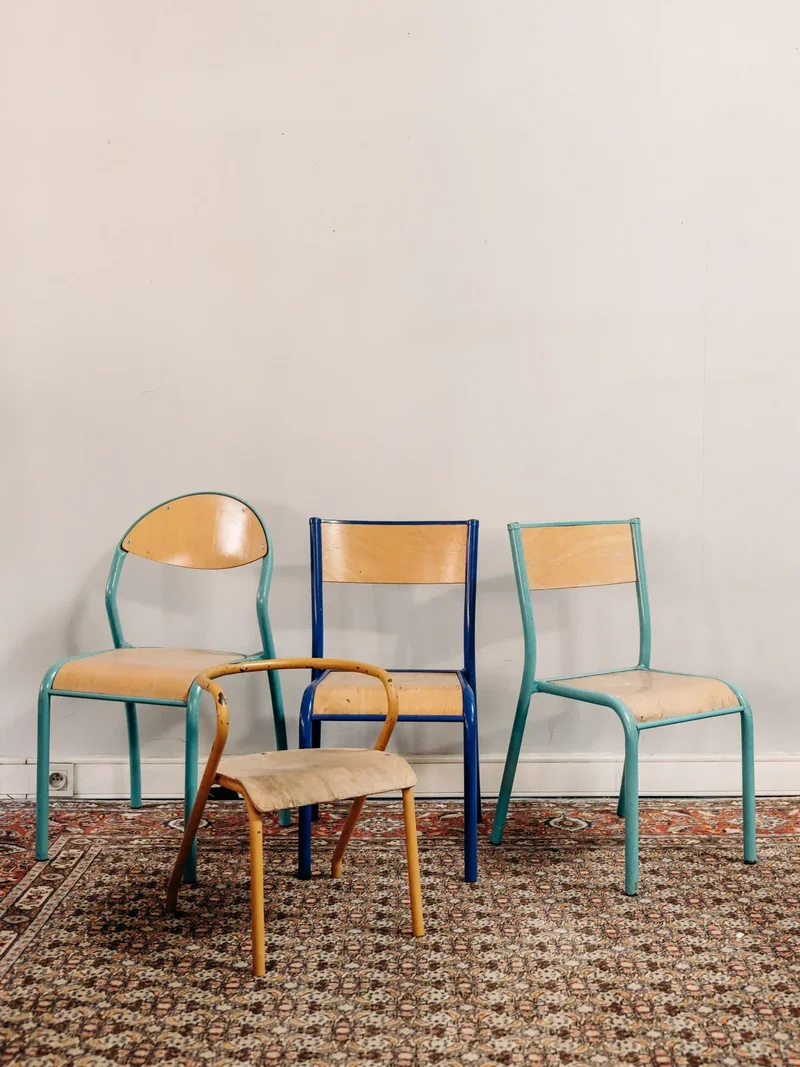 Ernestine, la chaise pour enfant en métal jaune N°276