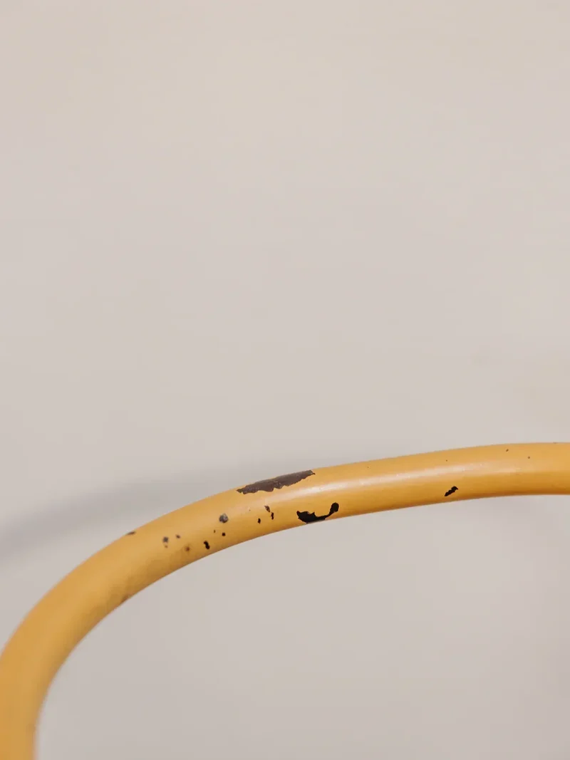 Ernestine, la chaise pour enfant en métal jaune N°276
