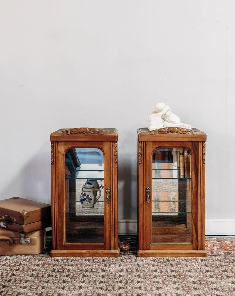 Victoria, la paire de vitrines en bois N°118