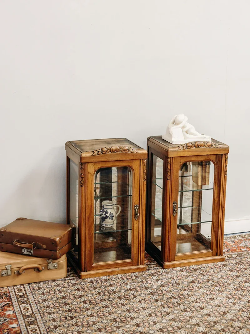 Victoria, la paire de vitrines en bois N°118