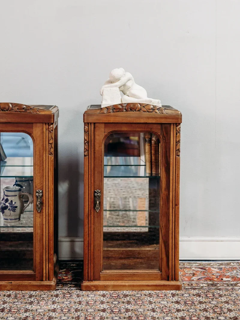 Victoria, la paire de vitrines en bois N°118