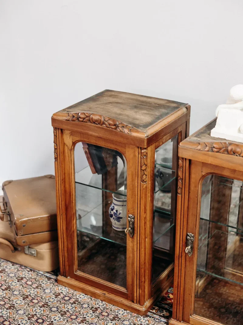 Victoria, la paire de vitrines en bois N°118