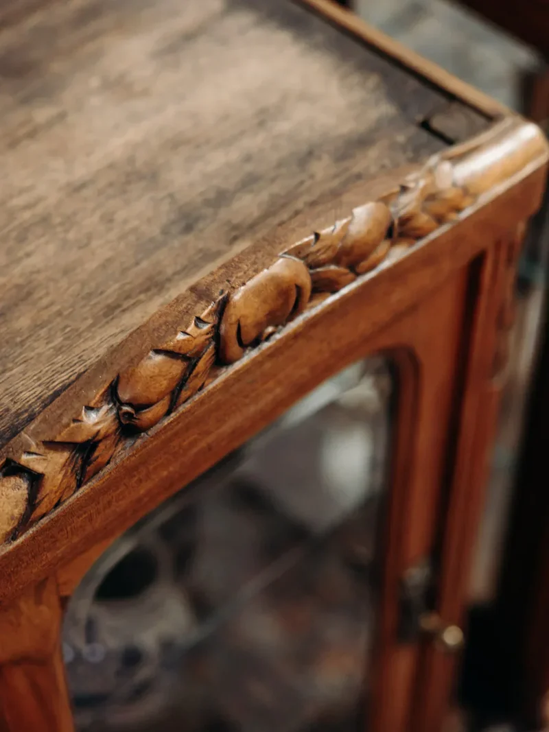 Victoria, la paire de vitrines en bois N°118