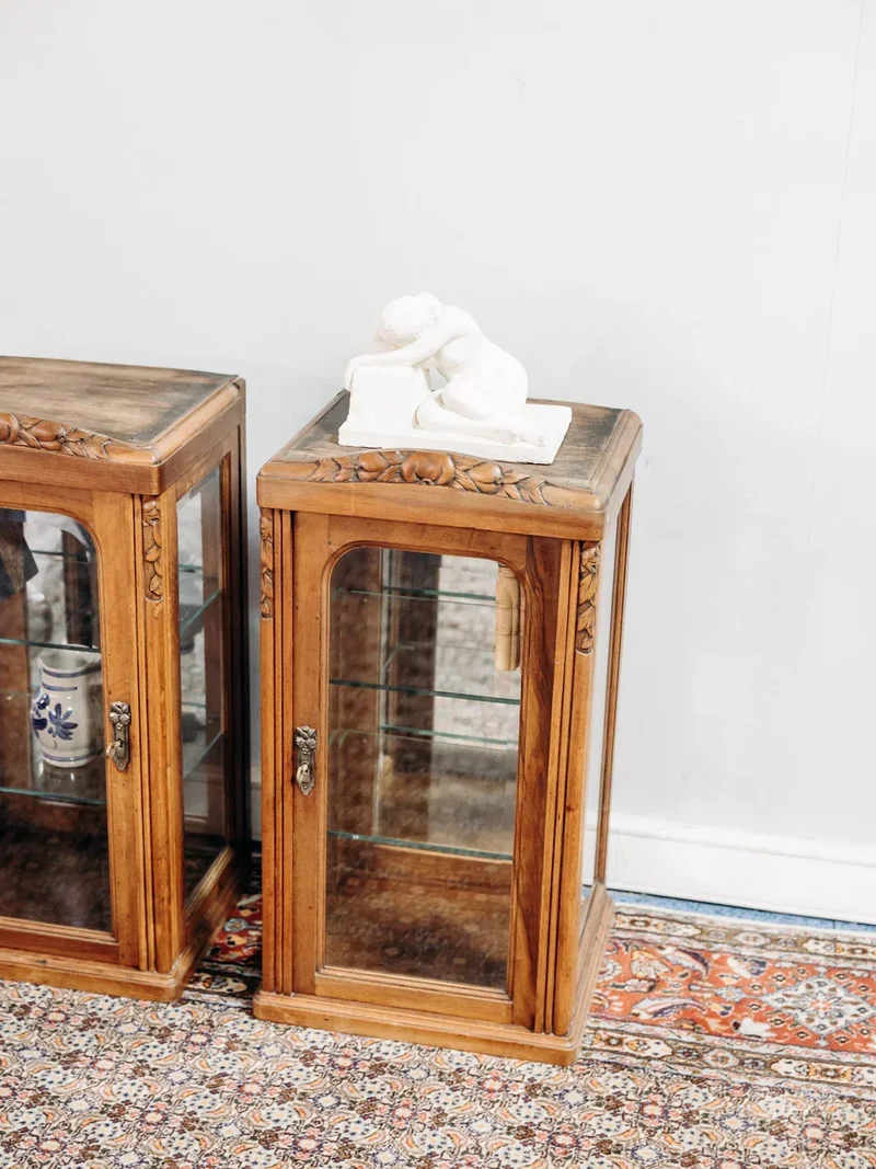 Victoria, la paire de vitrines en bois N°118