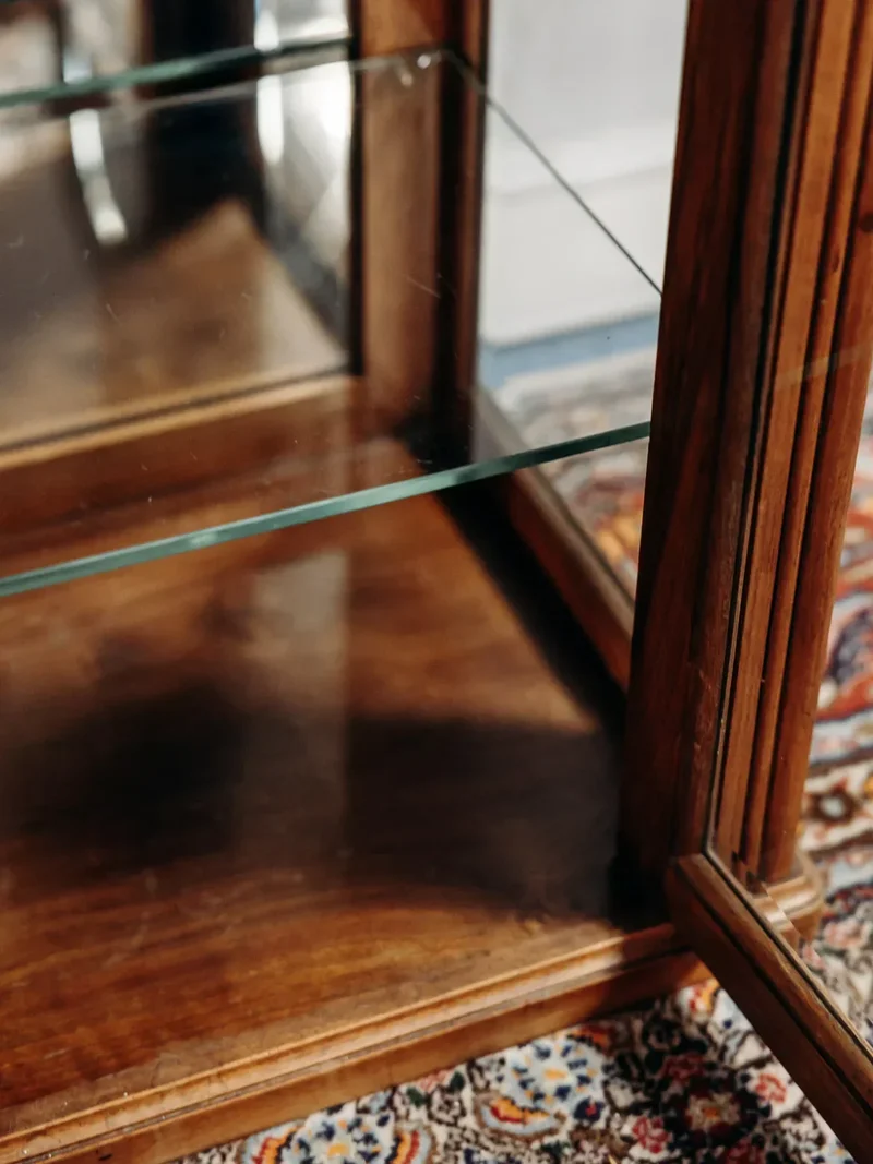 Victoria, la paire de vitrines en bois N°118