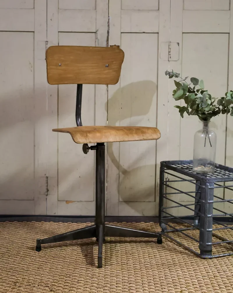 Claude, la chaise d'atelier en métal et bois N°880