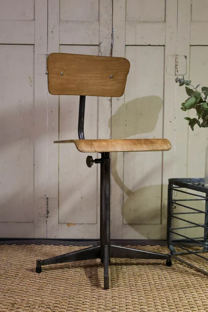 Claude, la chaise d'atelier en métal et bois N°880