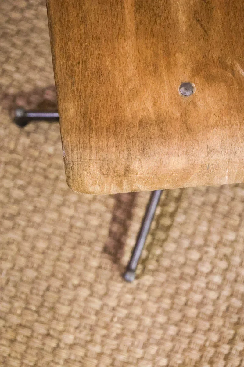 Claude, la chaise d'atelier en métal et bois N°880