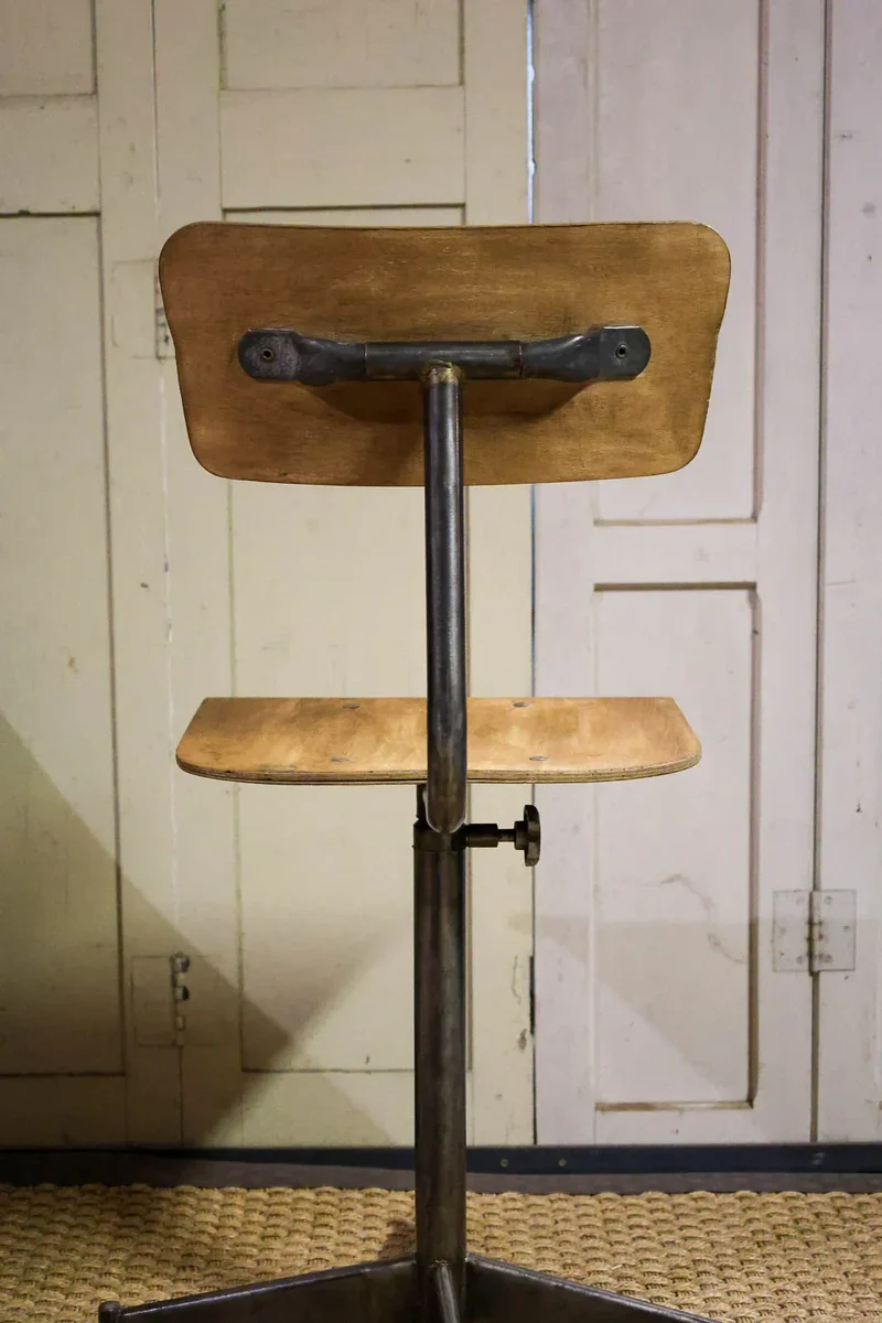 Claude, la chaise d'atelier en métal et bois N°880