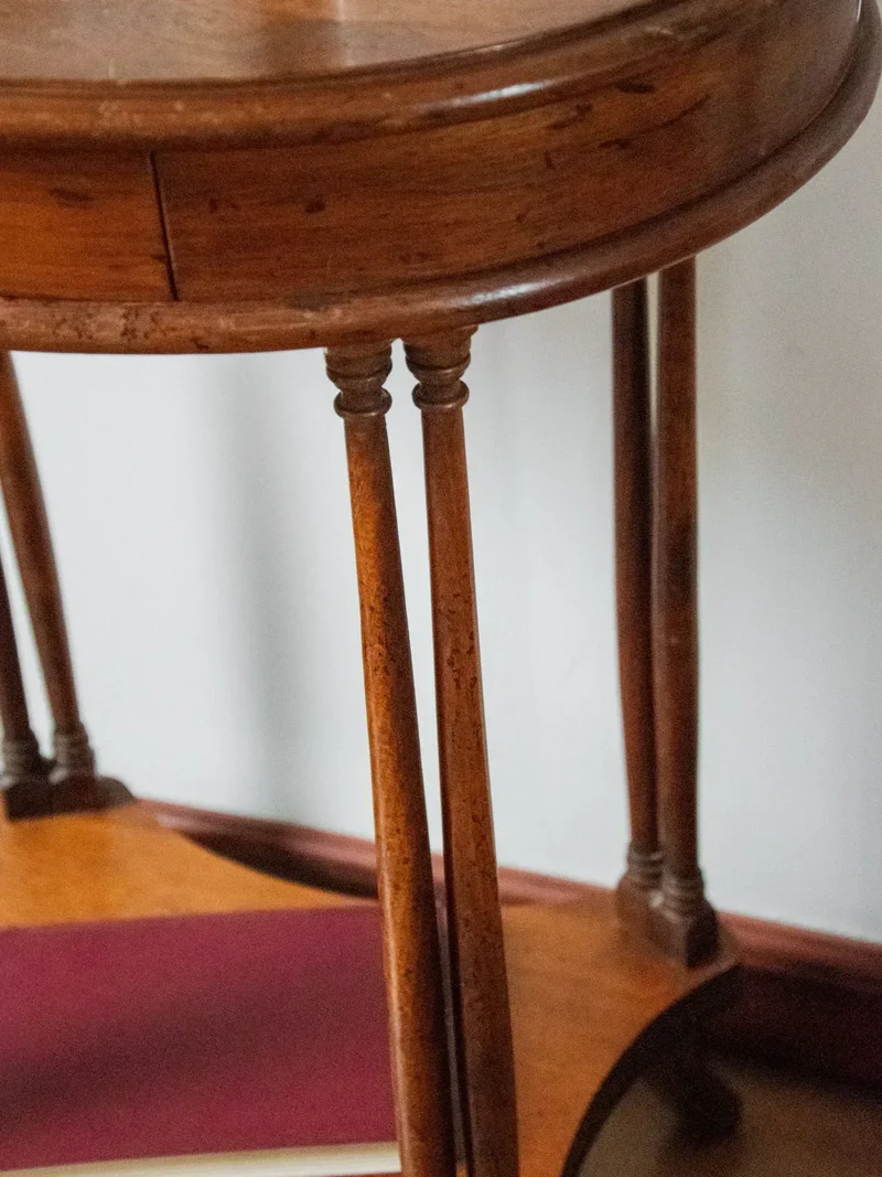Francine, la table d'appoint en bois N°548