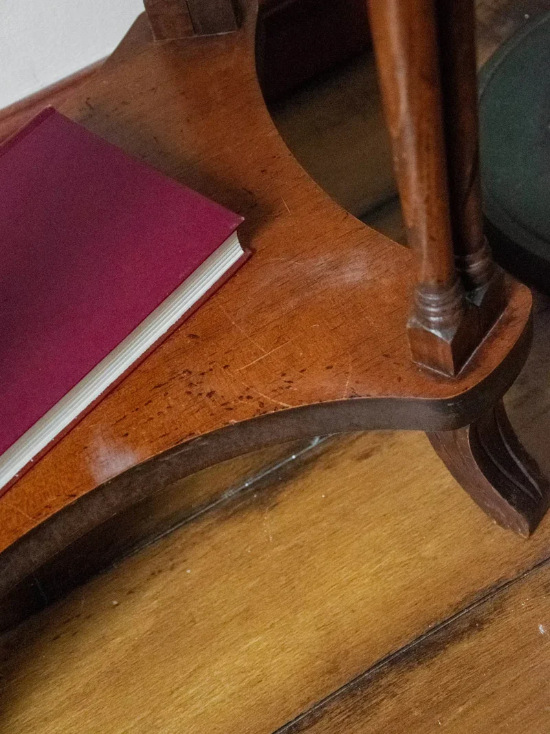 Francine, la table d'appoint en bois N°548