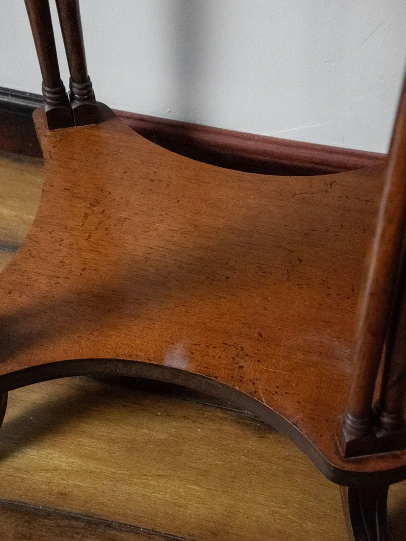 Francine, la table d'appoint en bois N°548
