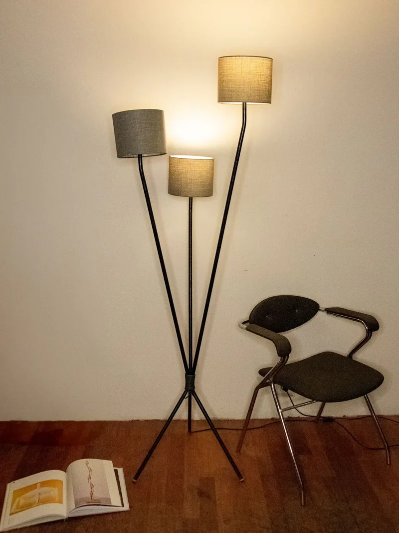 Julien, le lampadaire tripode en métal N°228