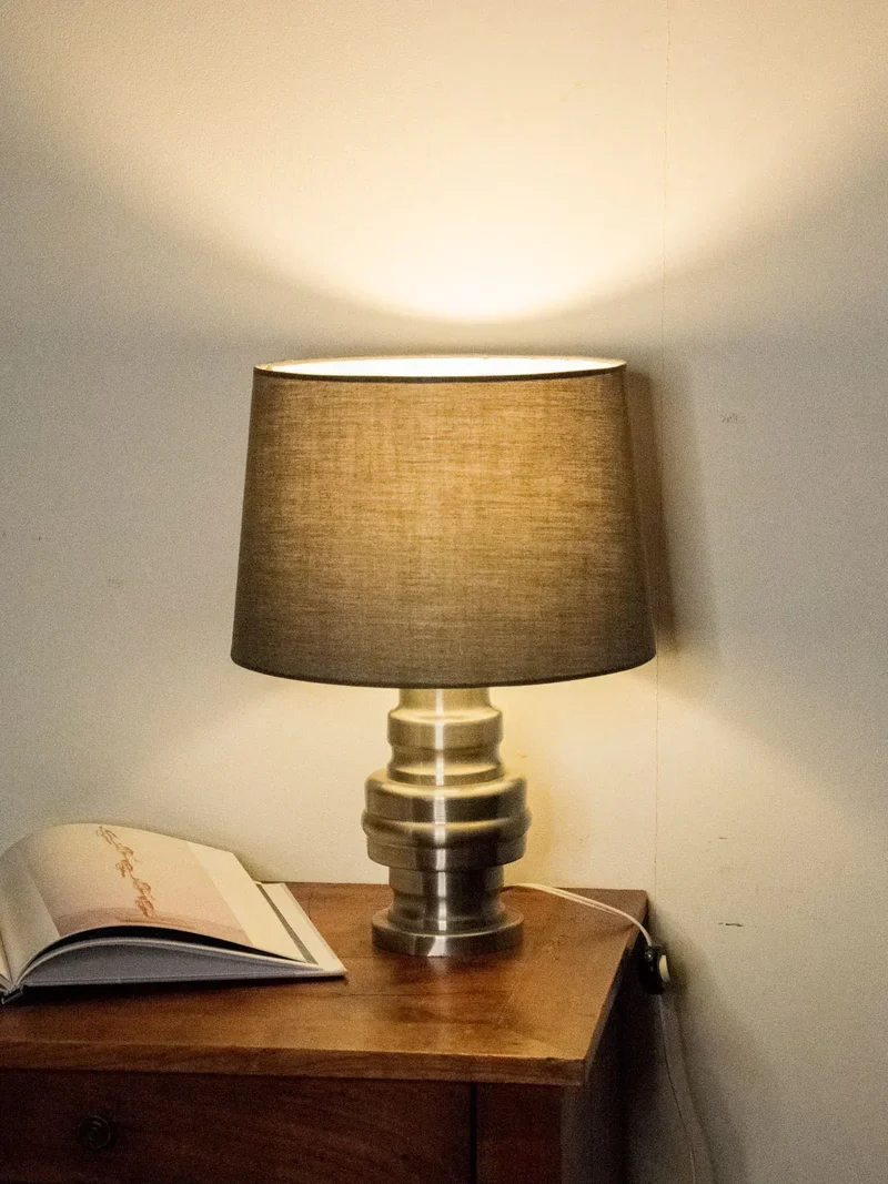 Julia, la lampe en aluminium à poser N°526
