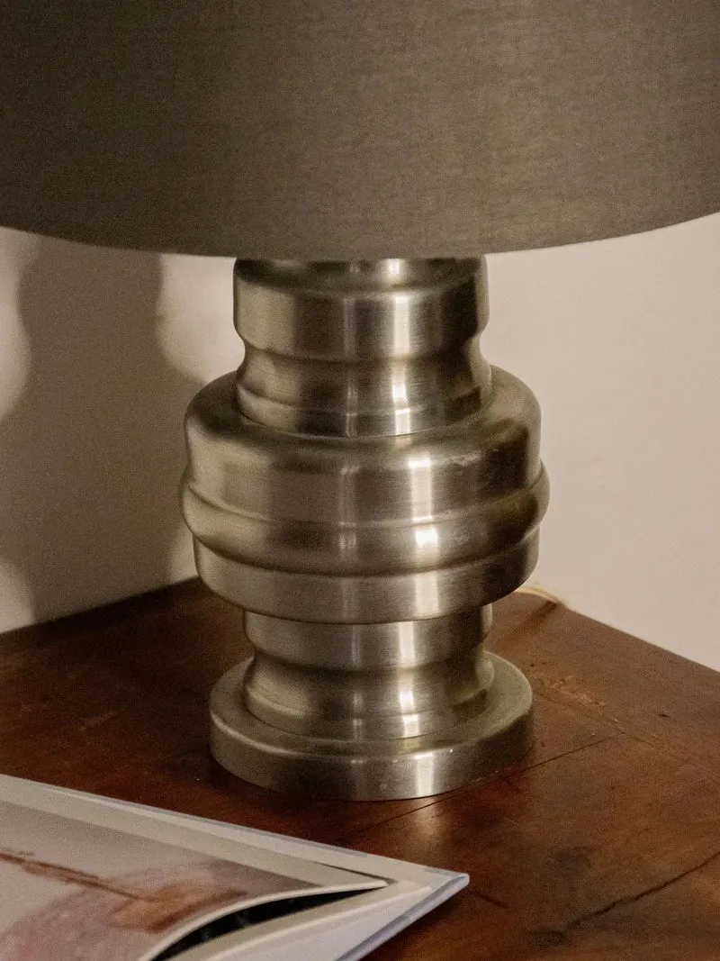Julia, la lampe en aluminium à poser N°526