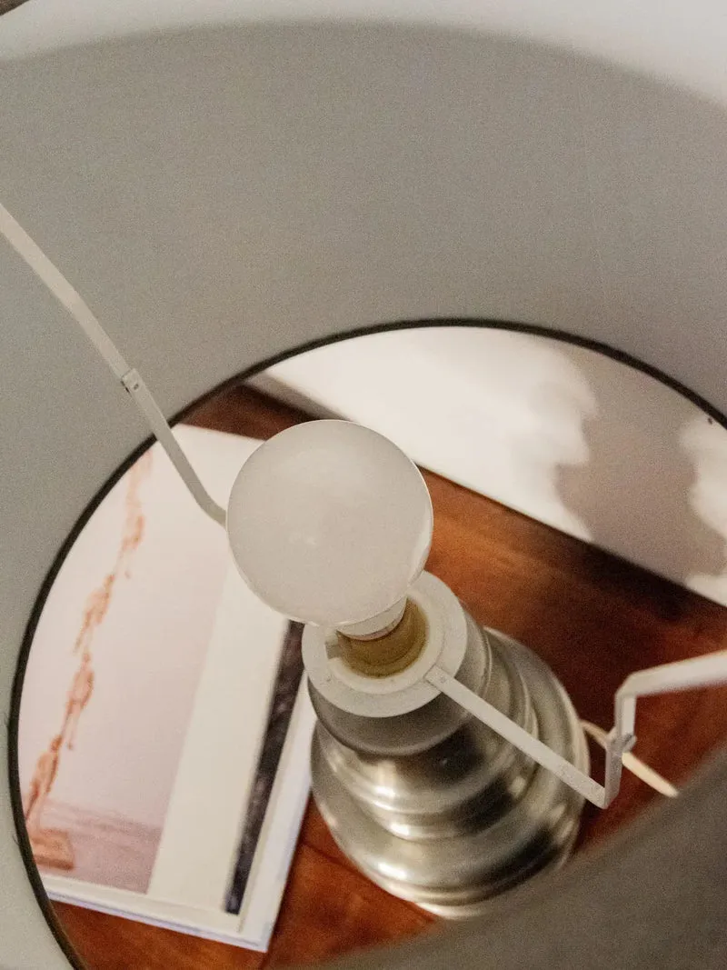 Julia, la lampe en aluminium à poser N°526