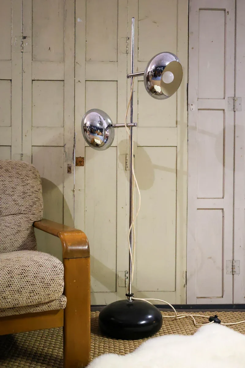 Julien, le grand lampadaire en chrome N°257