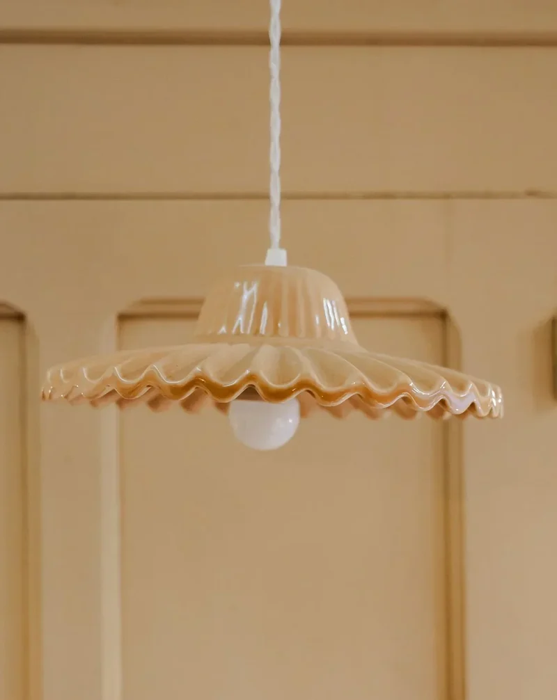 Paulette, la lampe baladeuse en céramique beige N°103