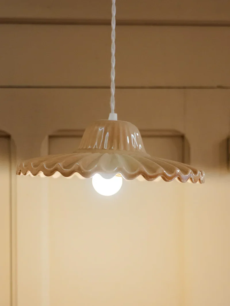 Paulette, la lampe baladeuse en céramique beige N°103