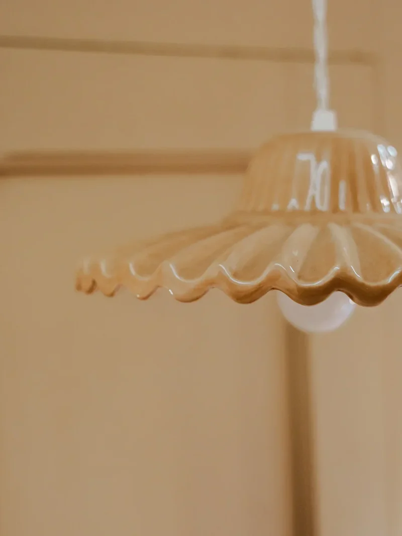 Paulette, la lampe baladeuse en céramique beige N°103