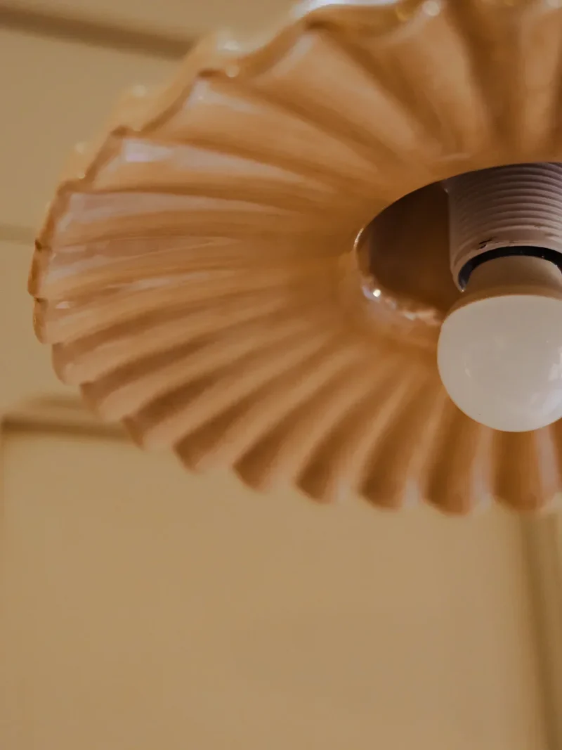 Paulette, la lampe baladeuse en céramique beige N°103
