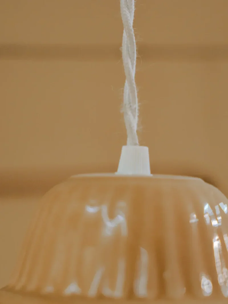 Paulette, la lampe baladeuse en céramique beige N°103