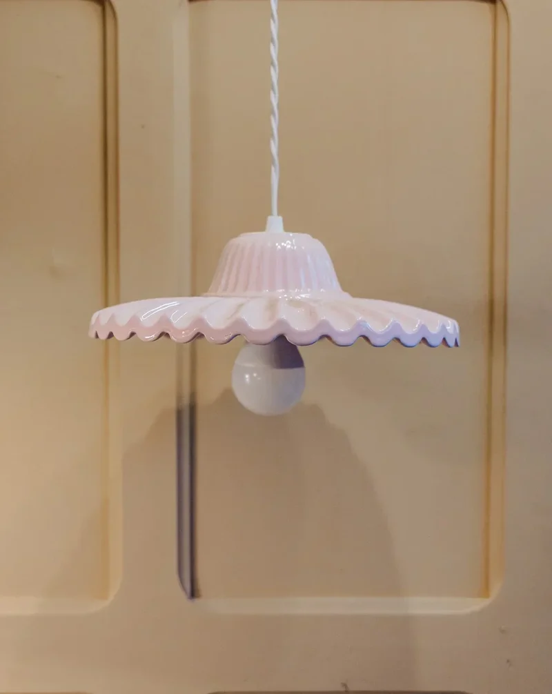 Paulette, la lampe baladeuse en céramique rose N°101