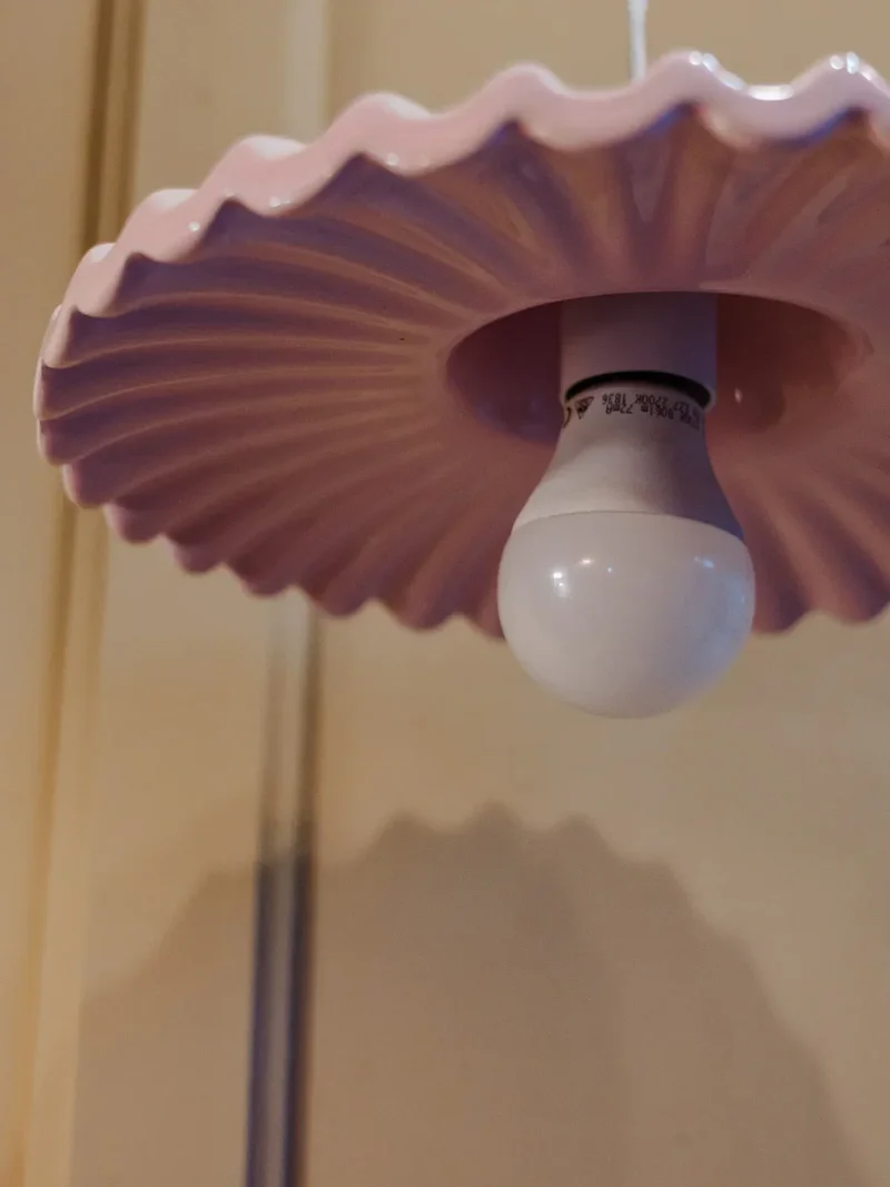 Paulette, la lampe baladeuse en céramique rose N°101