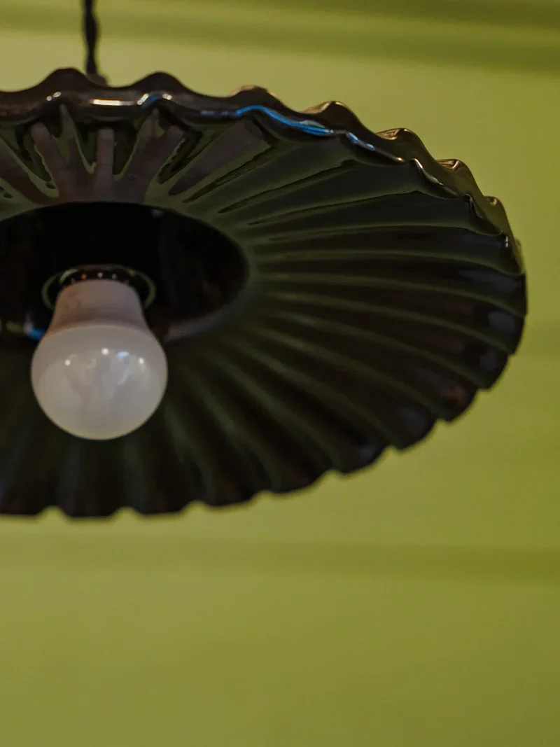Paulette, la lampe baladeuse en céramique noir N°98
