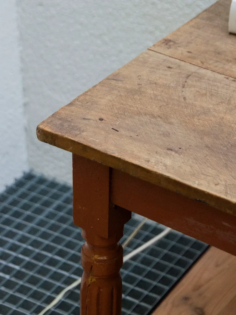 Romy, la table à manger en bois peinte N°475