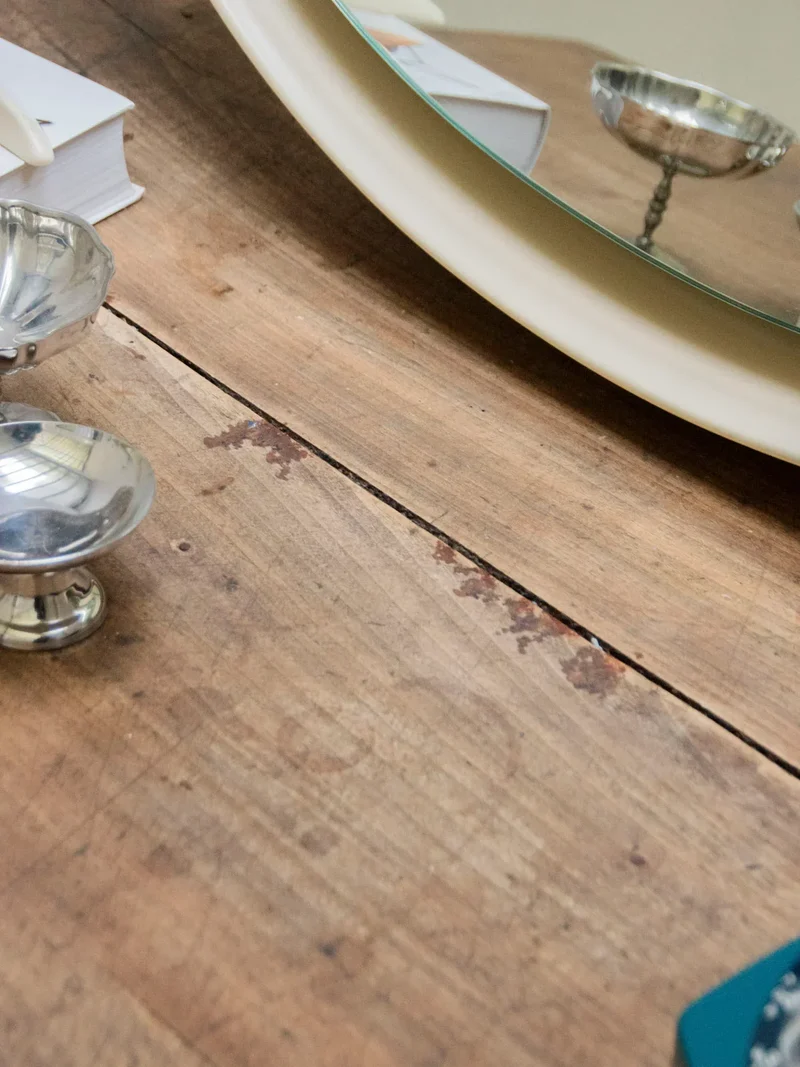 Romy, la table à manger en bois peinte N°475