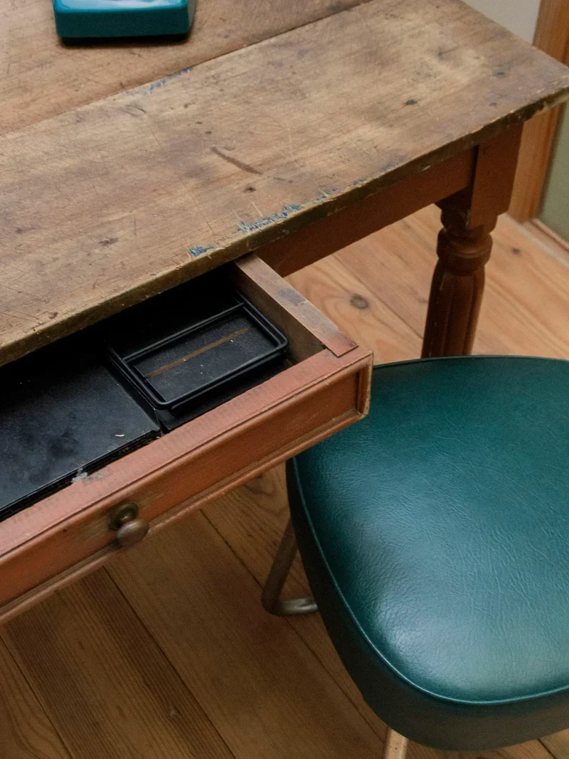 Romy, la table à manger en bois peinte N°475