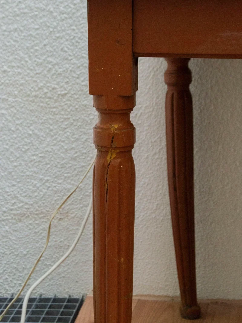 Romy, la table à manger en bois peinte N°475