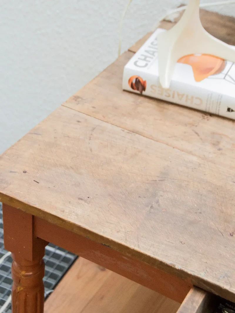 Romy, la table à manger en bois peinte N°475