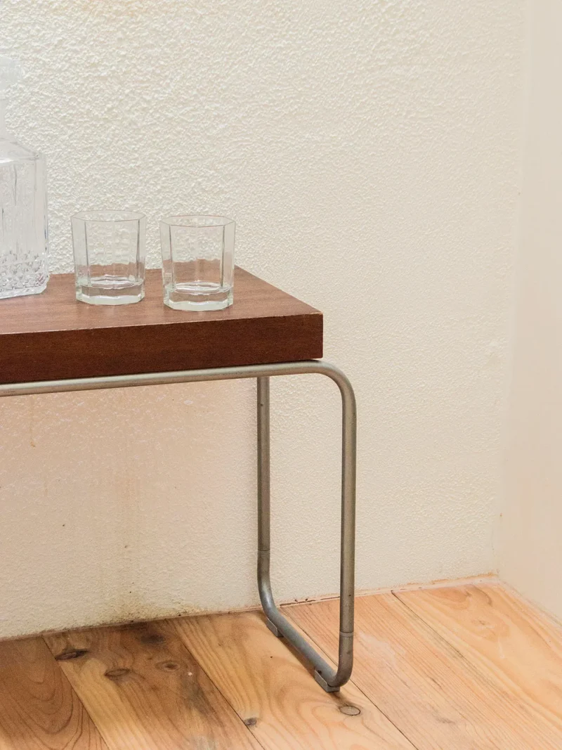 Hanna, la table d'appoint en bois et métal N°699