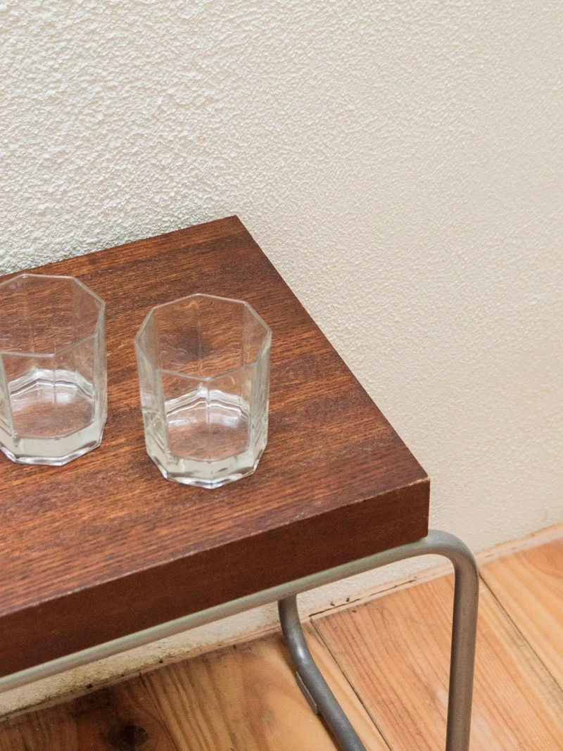 Hanna, la table d'appoint en bois et métal N°699