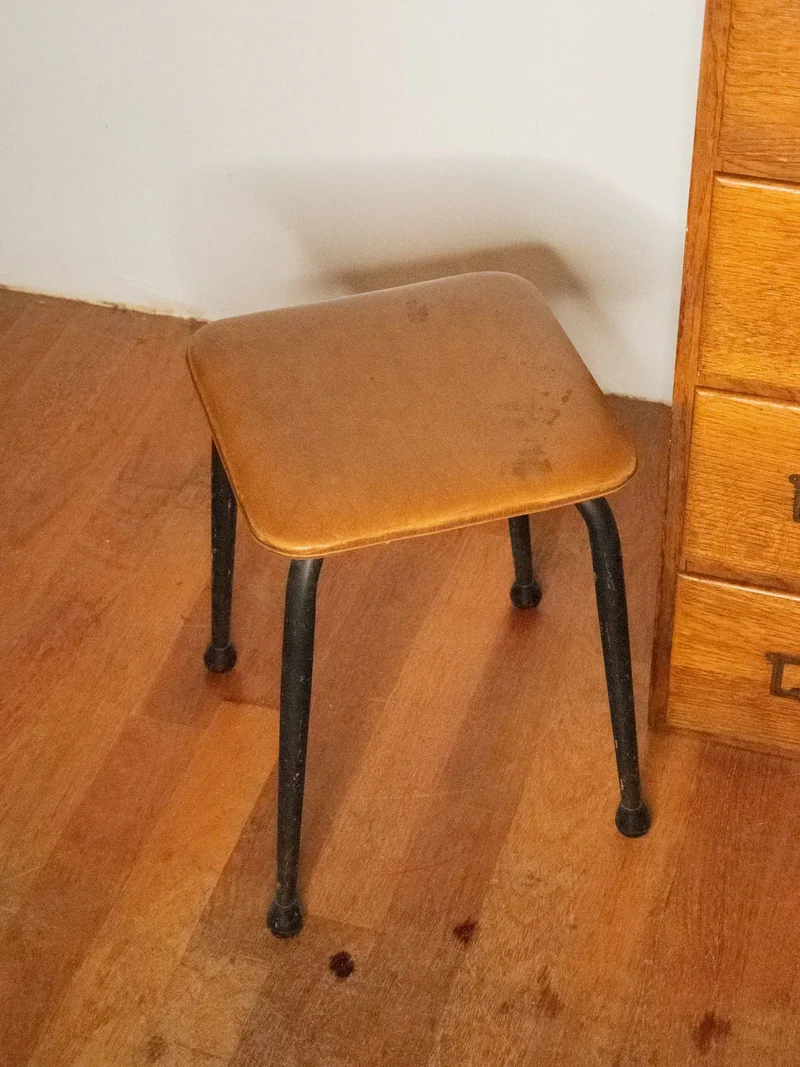 Axel, le tabouret en métal et simili N°545