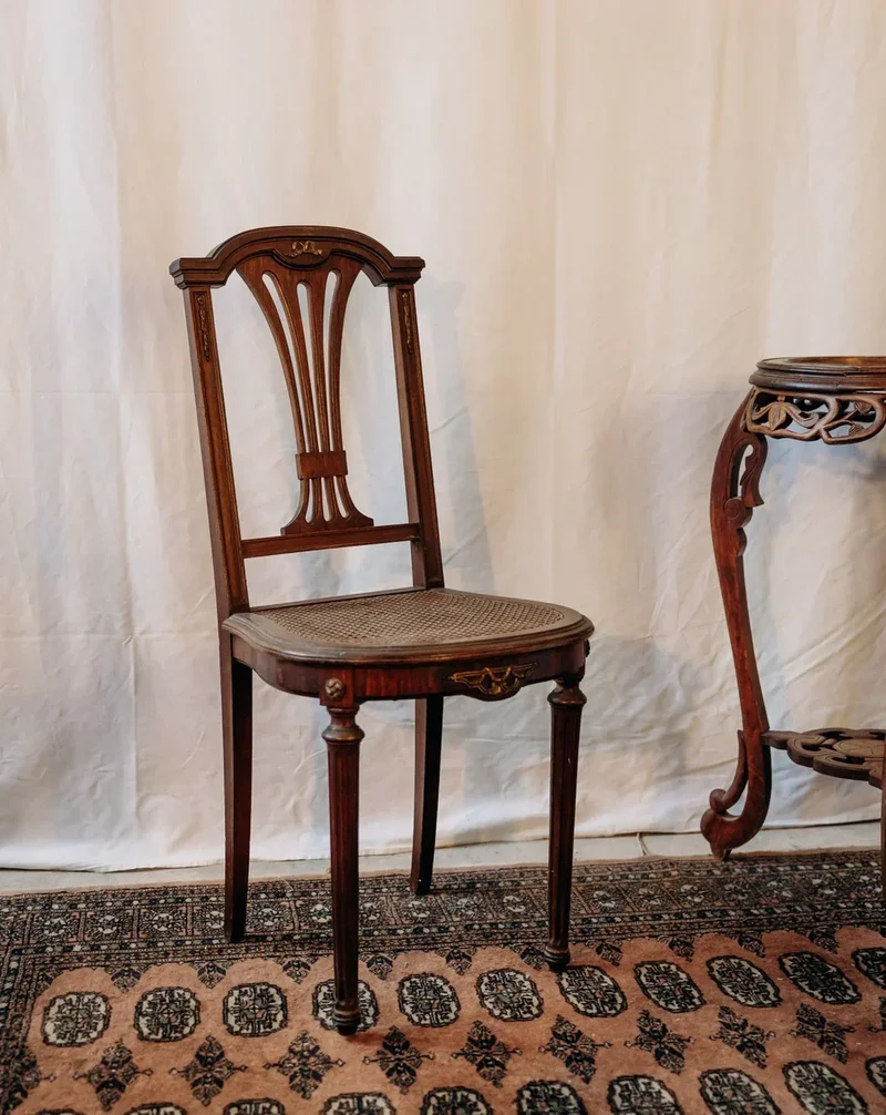 Claude, la chaise cannée en bois N°810