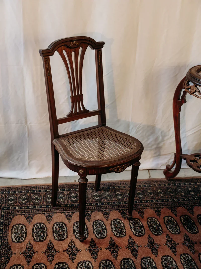 Claude, la chaise cannée en bois N°810