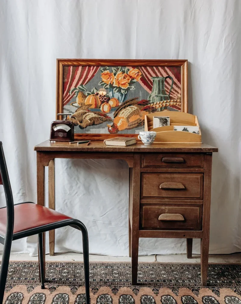 Edouard, le bureau en bois foncé N°457