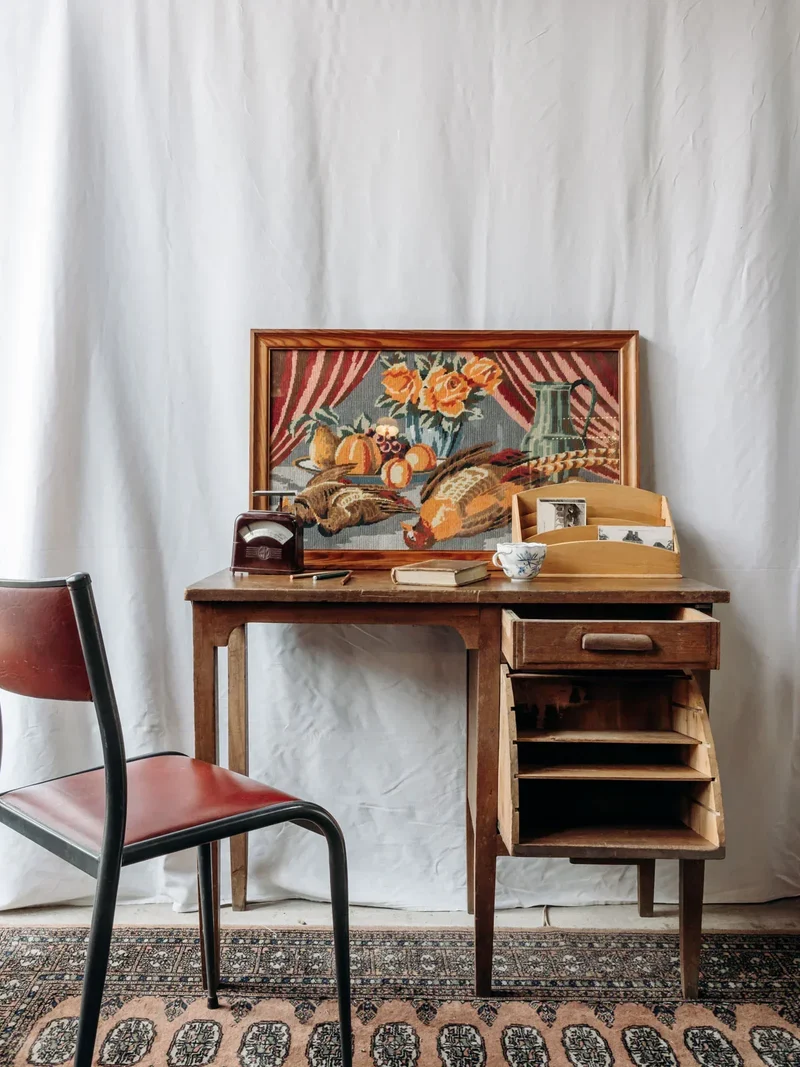Edouard, le bureau en bois foncé N°457