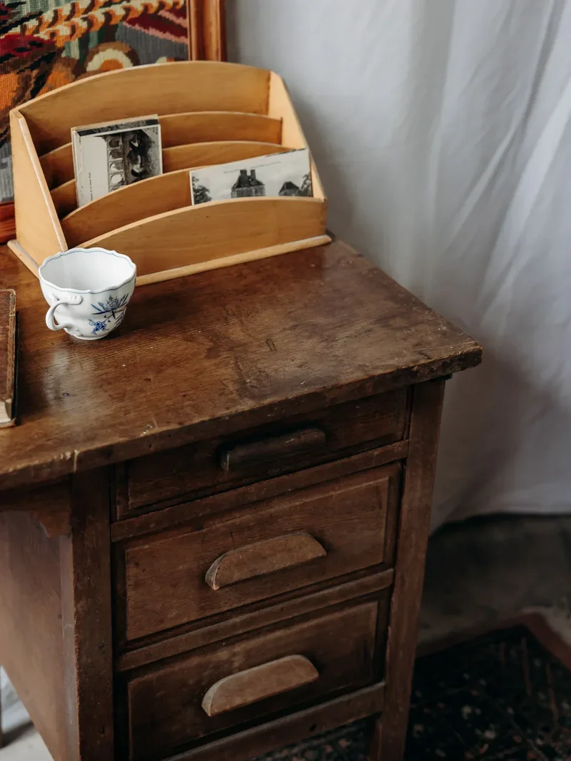 Edouard, le bureau en bois foncé N°457
