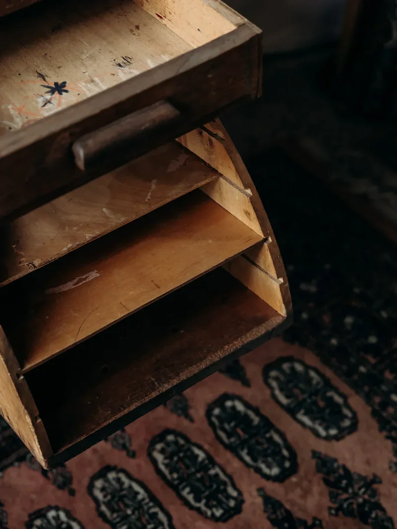 Edouard, le bureau en bois foncé N°457
