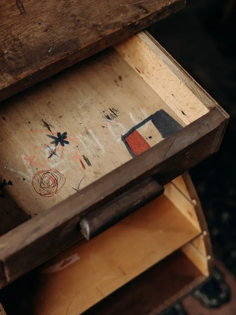 Edouard, le bureau en bois foncé N°457