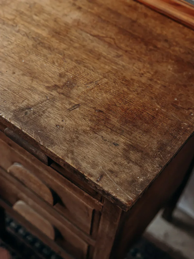 Edouard, le bureau en bois foncé N°457