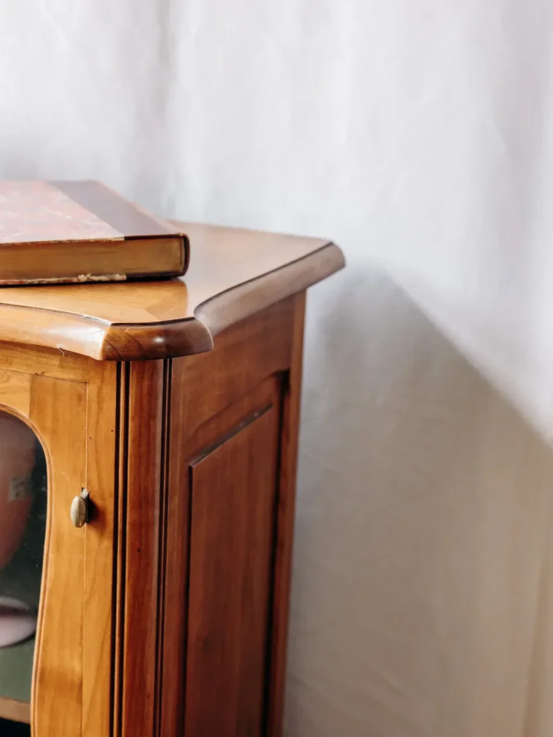 Maximilien, la vitrine en bois clair N°41
